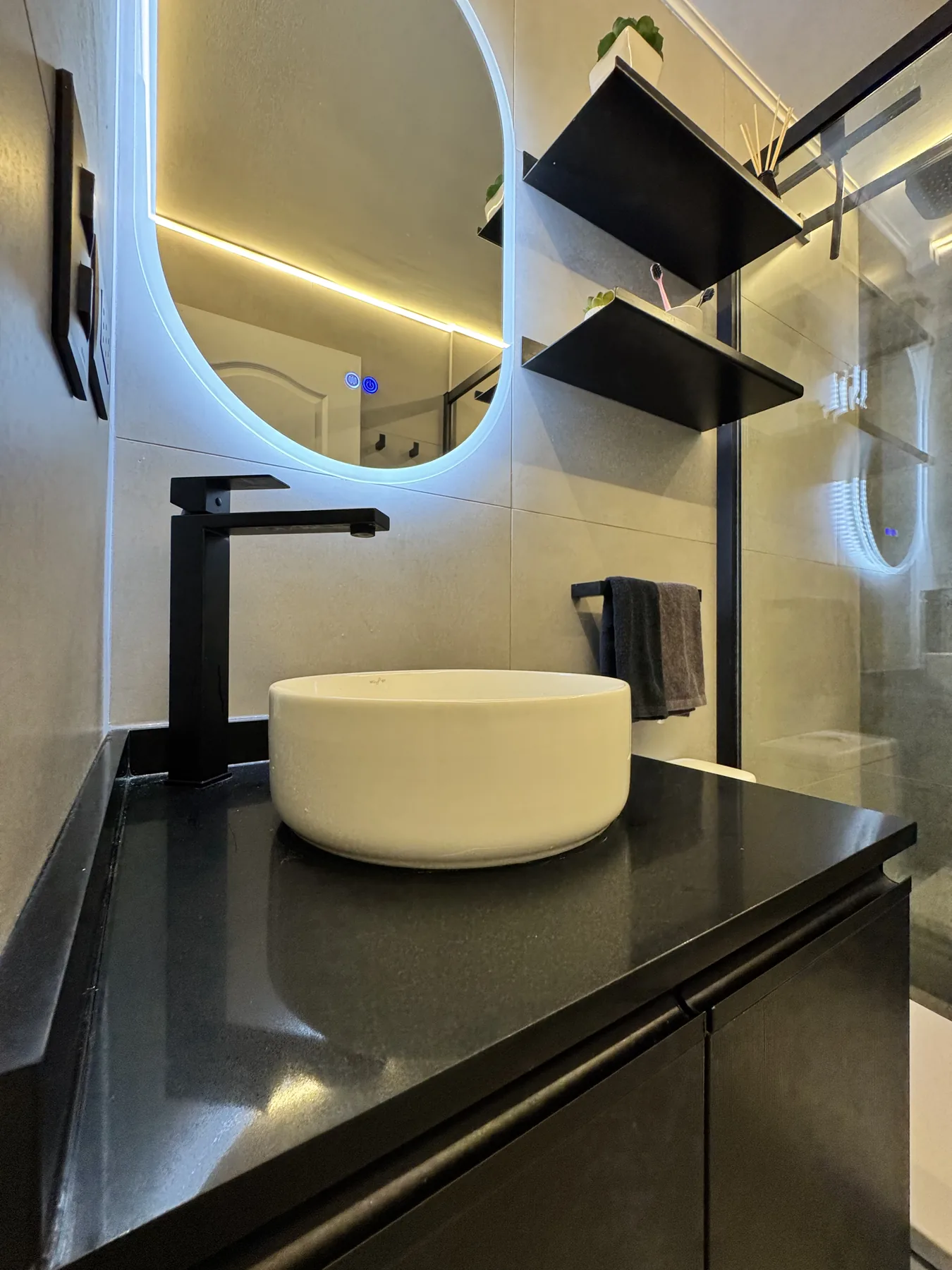 Vanitorio y espejo del baño