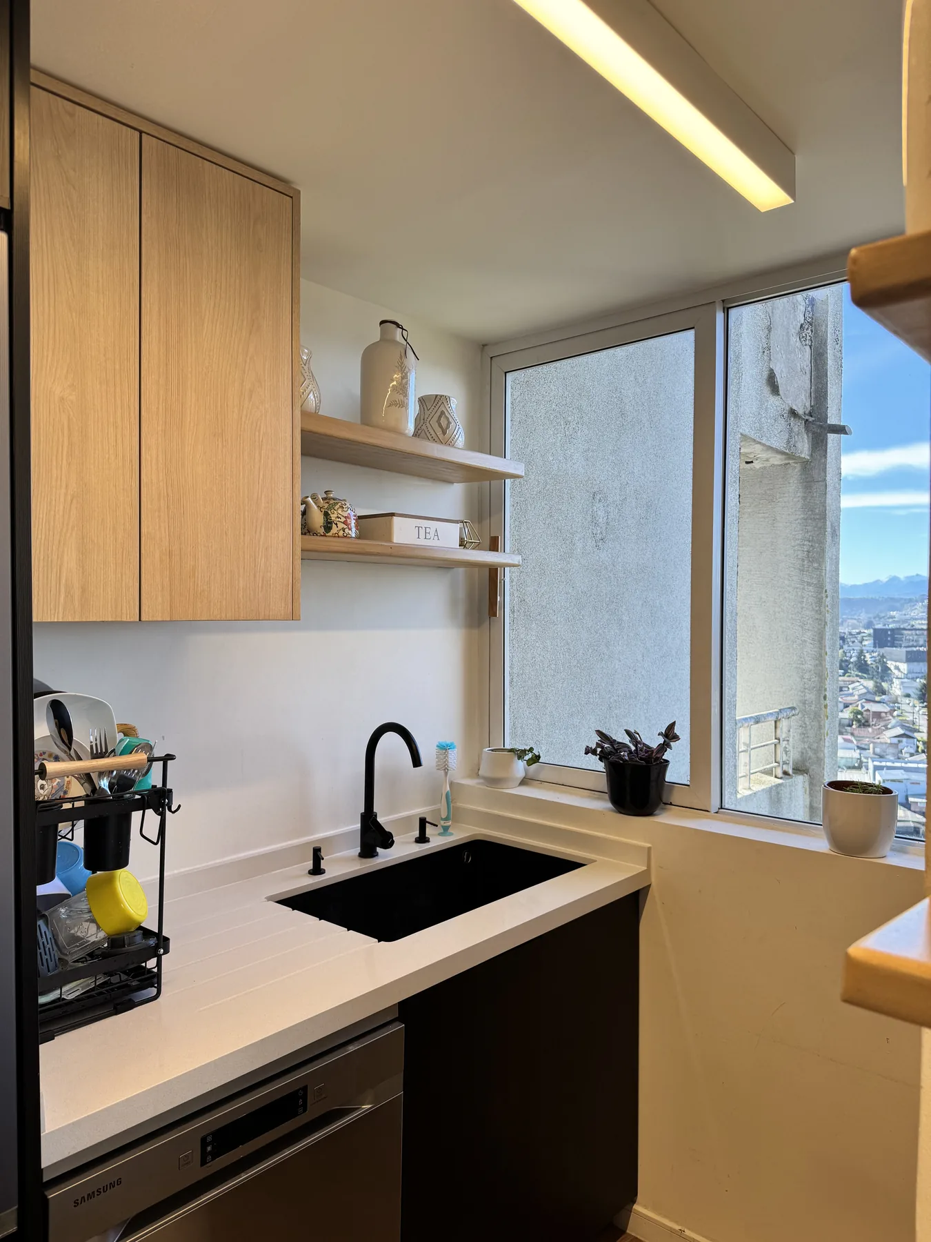 Sector de lavaplatos junto a ventana