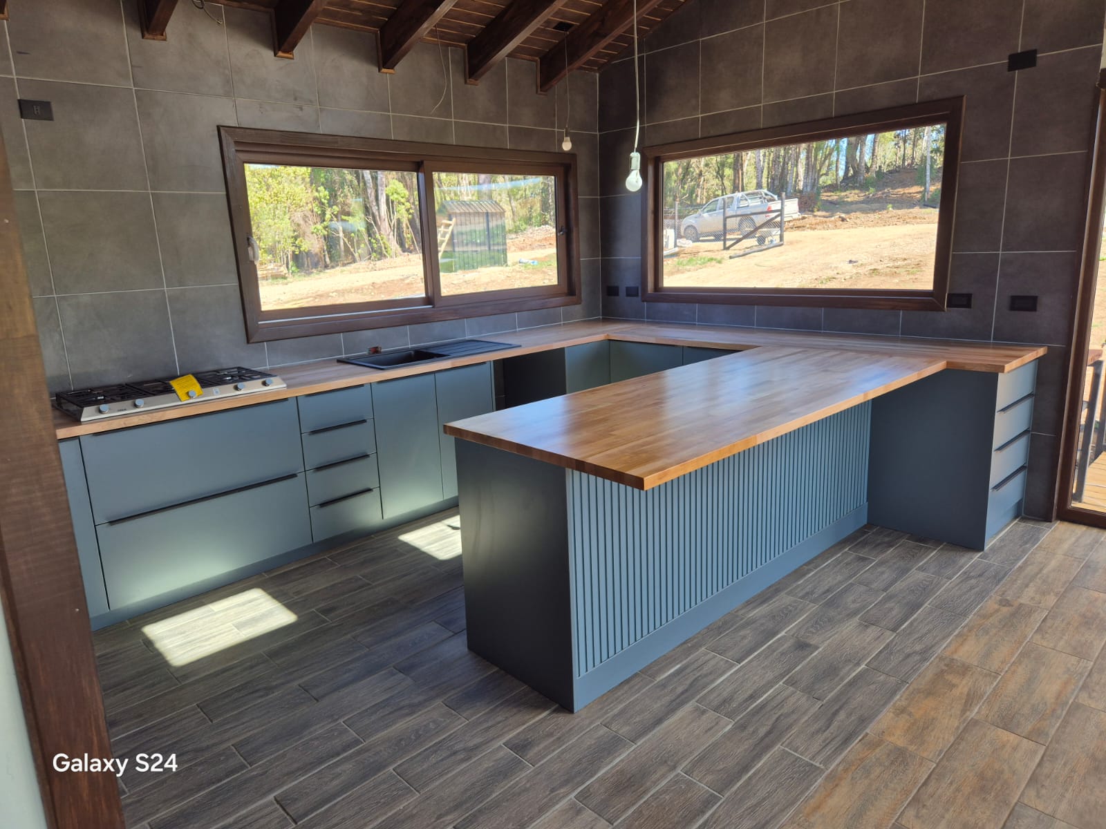 Detalle muebles azul y madera